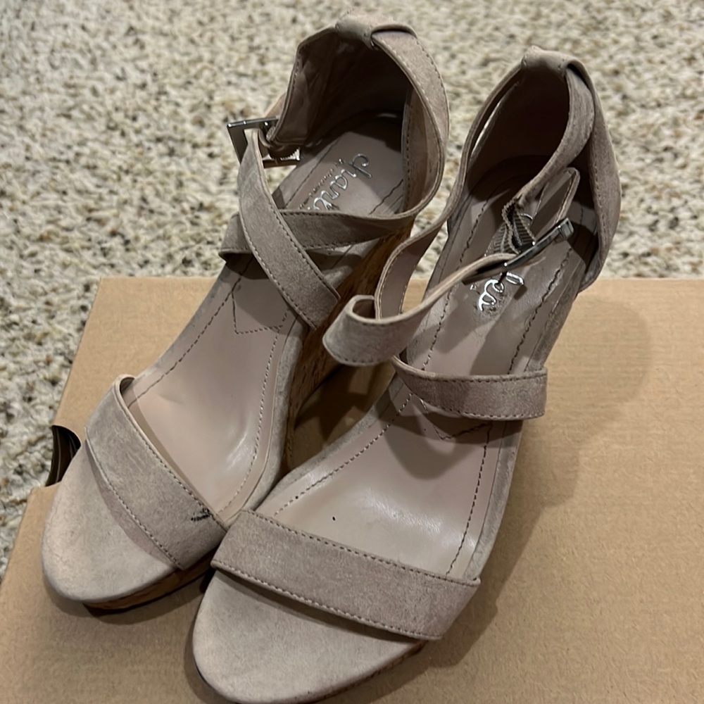 In Excellent condition. Really cute wedges